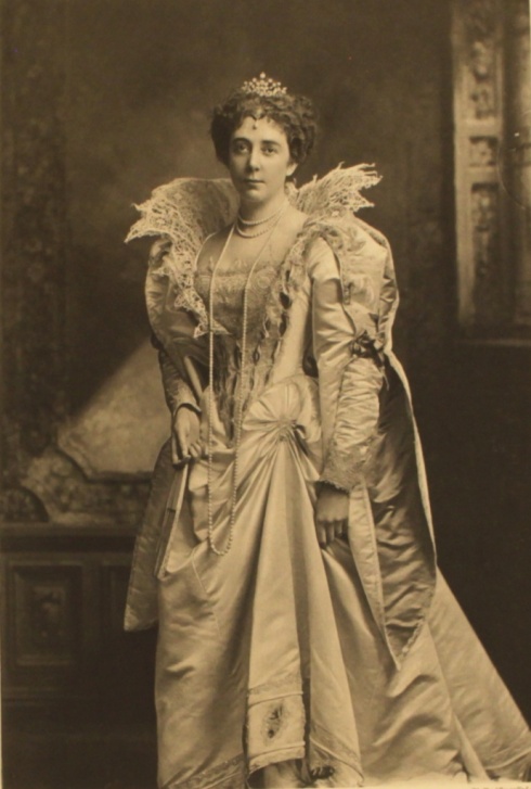 Lady Lister Kaye as Duchesse de Guise, time Henri III p131
