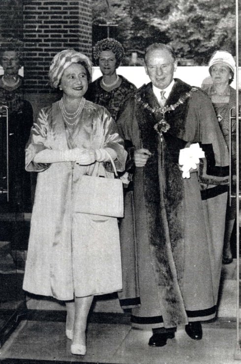Queen Mother with Mayor opens Central Library